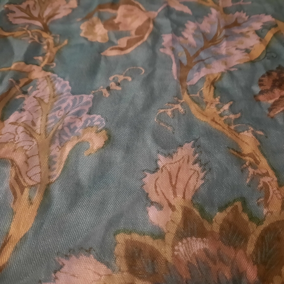 Floral scarf - Picture 6 of 8